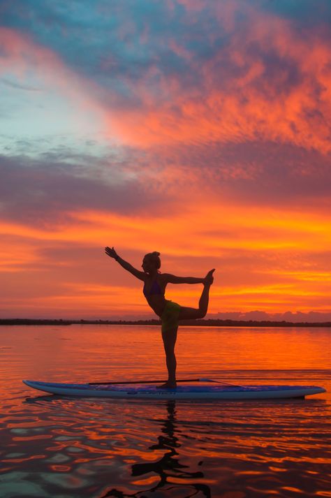 Paddle Boarding Pictures, Water Yoga, Paddle Board Yoga, Sup Stand Up Paddle, Surf Vibes, Paddle Surfing, Sup Yoga, Yoga Photos, Yoga Body