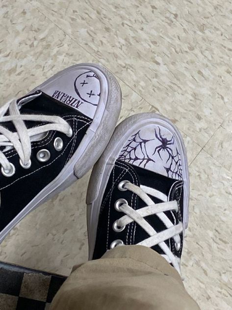 Doodles On White Converse, Spiderweb Shoes Converse, Black Converse Designs, Converse Sharpie Art, Decorated Converse Grunge, Converse Drawn On, Decorated Converse Sharpie, Converse Shoe Art, Converse Art Drawing