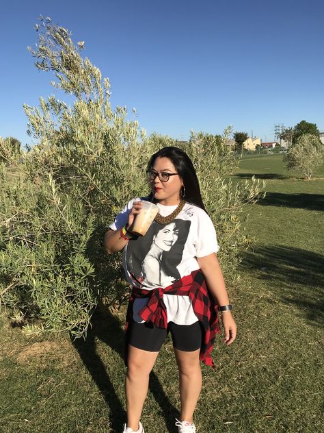 Simple cute outfit : biker shorts, big t-shirt, flannel around waist :) Big Flannel Outfit, Flannel Around Waist, Outfit Biker Shorts, Cute Flannel Outfits, Outfit Biker, Big T Shirt, Outfit 2020, Biker Shorts Outfit, Flannel Outfits