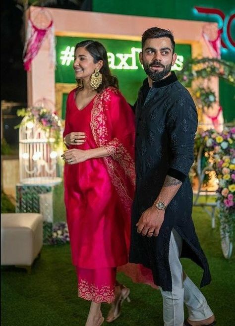 Virat Kohli Traditional Wear, Roka Outfit For Men, Virat Kohli Kurta, Couple Saree And Kurta, Trendy Kurta For Men, Virat Anushka Wedding, Wedding Outfits For Men, Virat Kohli Portrait Photography, Anushka Sharma Virat Kohli