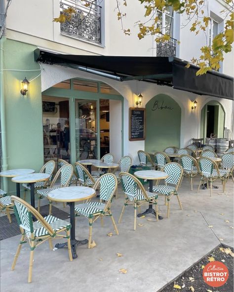 Le Bistrot Bibou est un endroit où l'amour des bons moments, des produits frais et locaux, et du partage règne. Venez déguster un verre en terrasse avec une superbe vue sur la Loire, ou profitez d'un repas à l'intérieur du bistrot chez @bibou.nantes 🪑 Chaise Bernay _ 🍴 Piètement de table Badevel _🍽️ Plateau de table Tourbes 🧡 Collection : Bistrot Rétro  #RichardDiffusion #RD #Richard #Diffusion #Mobilier #Chaises #Tables #Moderne  #Brasserie  #Bistrot #Restaurant #Terrasse #CHR #moderne Table Bistrot, Plein Air, Restaurant