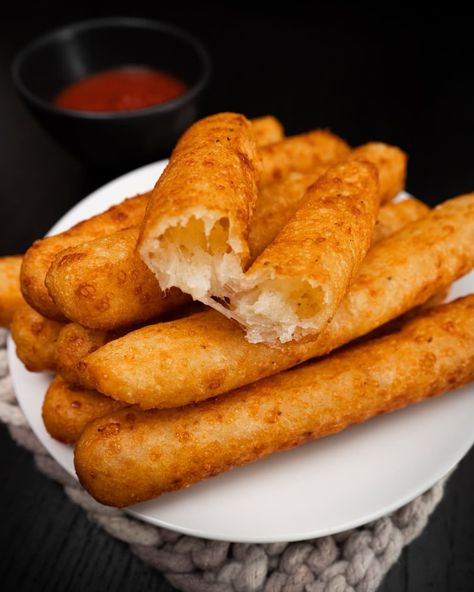 I Tried It 4-ingredient potato cheese sticks Cheese Sticks Recipe, Sides Potatoes, Mozzarella Cheese Sticks, Potato Sticks, Potato Cheese, Mozzarella Sticks, Fried Foods, Cheese Sticks, Food Stands