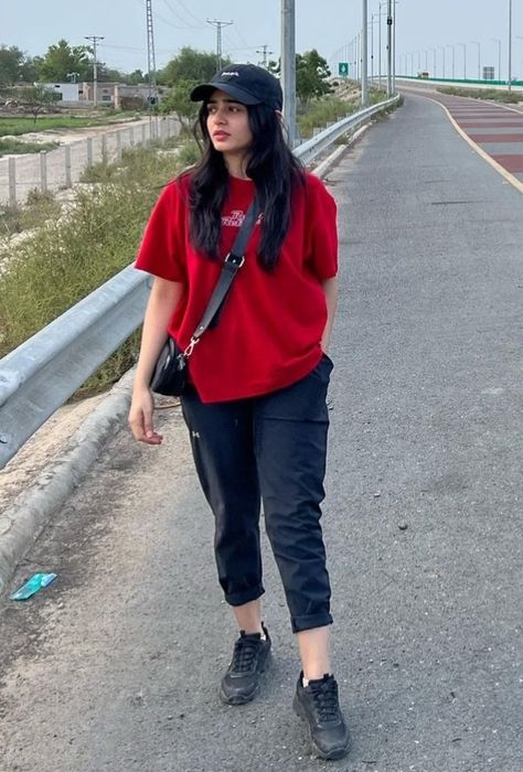 Mount Abu Photography Poses, Tshirt Poses For Women, Saher Khan, Sehar Khan, Office Styling, College Formal, Jeans Styling, Smart Casual Women Outfits, Mount Abu