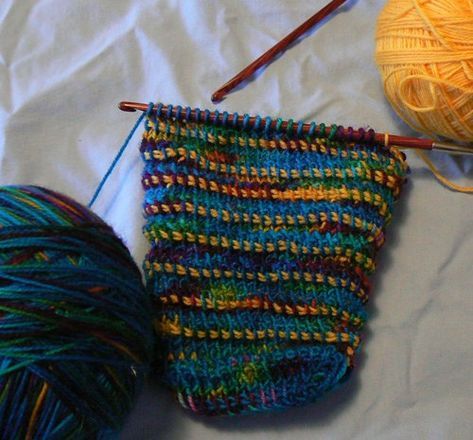 Tunisian "sock" stitch for more stretch Tunisian Stitches, Afghan Crochet Patterns Easy, Crochet Stitches Ideas, Tunisian Crochet Blanket, Tunisian Crochet Patterns, Tunisian Crochet Stitches, Simple Stitch, Crochet Tunisian, Crochet Socks