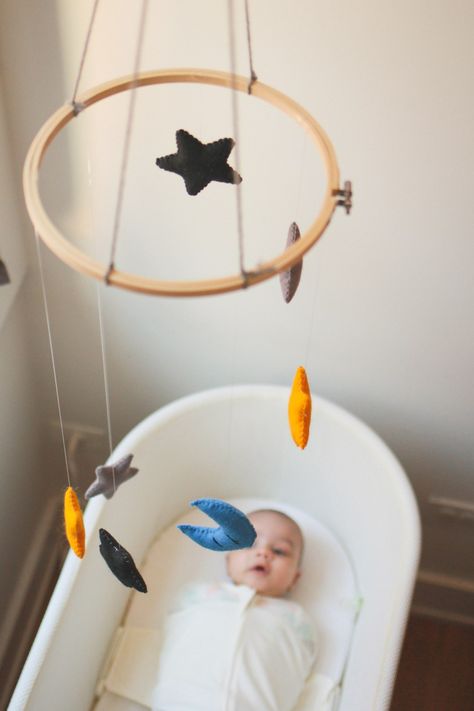 Easy DIY Starry Night Baby Mobile made with plush felt stars and moon. Minimalist design and bold colors make this a perfect nursery room addition. Diy Space Mobile, Diy Starry Night, Diy Cot Mobile, Space Mobile Baby, Felt Space Mobile, Moon Minimalist, Felt Stars, Stars Baby Mobile, Perfect Nursery