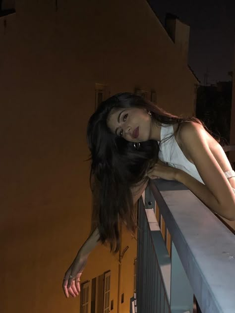 Balcony Pics Aesthetic, Poses For Pictures At Night, Balcon Photoshoot, Photos On Balcony, Aesthetic Balcony Pics, Night Rooftop Photoshoot, Balcony Poses Instagram, Pose In Balcony, Instagram Pictures At Night