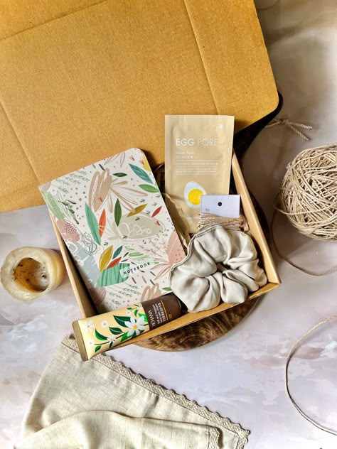 Gift Boxes Photography Ideas, Simple Gift Box Ideas, Small Hamper Gift Ideas, Mini Hampers Ideas, Homemade Gift Baskets, Hamper Gift Basket, Easy Gift Ideas, Female Boss, Diy Gift Set