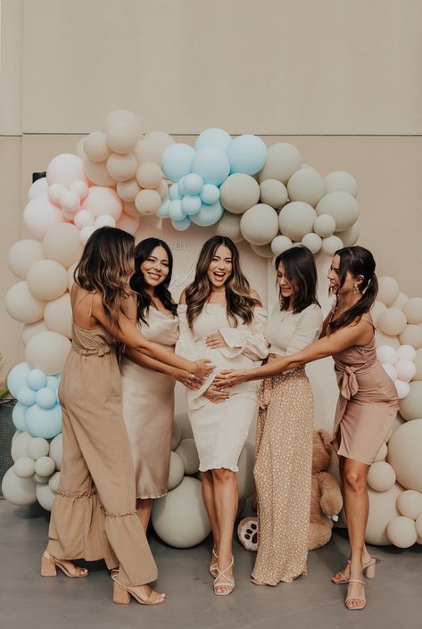 Maternity Shoot With Friends, Gender Reveal Shooting, Baby Shower Photography Poses, Baby Shower Pics, Baby Shower Aesthetic, Friend Pregnancy Photos, Gender Reveal Pictures, Baby Shower Photoshoot, Mother Blessing