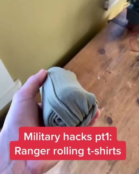 how to fold military shirt Packing Hacks Clothes, Survival Skills Life Hacks, Survival Life Hacks, Seni Dan Kraf, Survival Life, Everyday Hacks, Diy Clothes Life Hacks, Folding Clothes, Simple Life Hacks