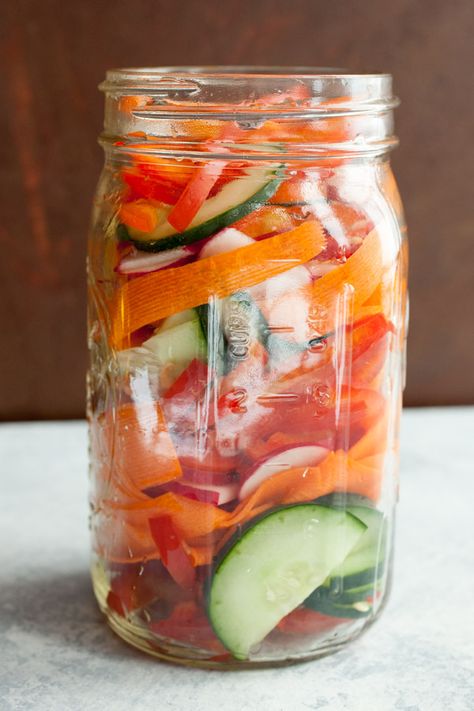 Pickle Juice Veggies - After you’re done with that big jar of pickles, SAVE THE JUICE. It’s good stuff and can be used to make a big jar of quick pickled veggies! I use these on sandwiches and they are actually better than the original pickles! Pickle Juice Recipe, Quick Pickled Veggies, Leftover Pickle Juice, Pickle Juice Benefits, Pickle Juice Uses, Jar Of Pickles, Squid Recipes, Best Pickles, Quick Pickled