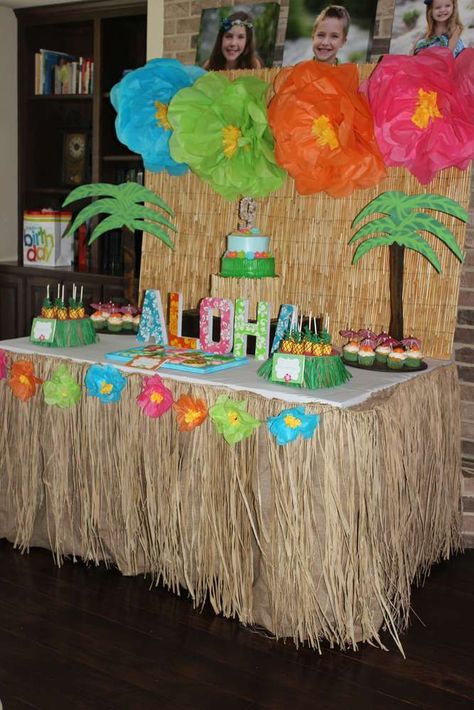 Luau / Hawaiian Birthday Party Ideas | Photo 6 of 20 | Catch My Party Hawaiian Party Ideas, Tropisk Fest, Party Ideas For Adults, Hawaiian Party Theme, Aloha Party, Fest Temaer, Hawaiian Party Decorations, Luau Theme Party, Luau Birthday Party