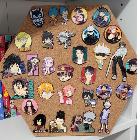 Enamel Pin Board Ideas, Diy Anime Pins, Anime Keychain Aesthetic, Pin Board Ideas Aesthetic, Enamel Pin Board, Anime Pins On Backpack, Anime Button Pins, Pin Board Ideas, Genshin Impact Enamel Pins