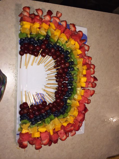 Rainbow Fruit Sticks, Vegetable Rainbow Platter, Fruit Tray Rainbow, Trolls Fruit Tray, Circus Fruit Platter, Rainbow Snack Table, Fruit Platter Rainbow, Rainbow Fruit And Veggie Trays, Twotti Frutti Party Food