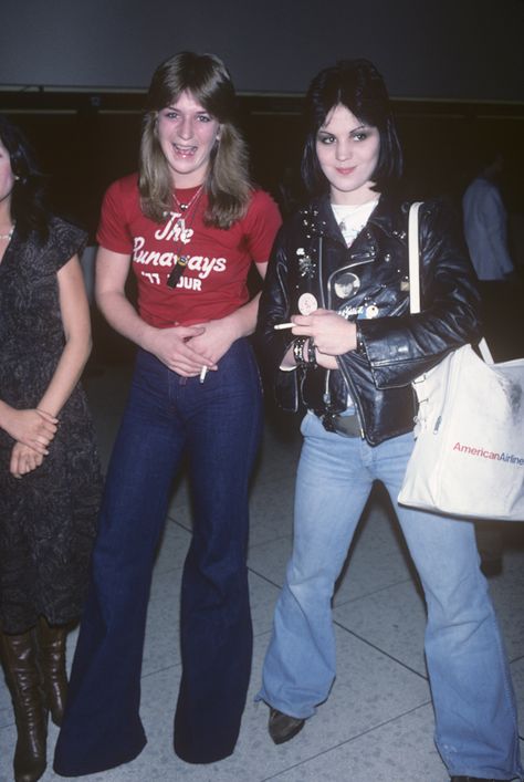 . Classic Rock Outfits, Sandy West, Joan Jett The Runaways, 70s Punk, Lita Ford, Rock And Roll Fashion, The Runaways, Women Of Rock, 70s Inspired Fashion