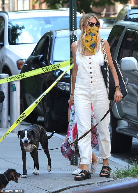 Face Mask Outfit, Dungaree Outfit, Sienna Miller Style, White Overalls, Birkenstock Outfit, Black Birkenstock, Overalls Outfit, Denim Jeans Fashion, Sienna Miller