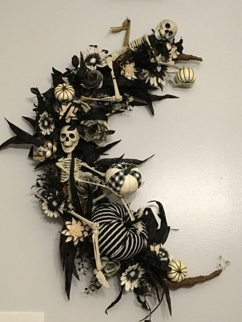 Diy Gothic Wreath, Halloween Witches House, Boho Goth Decor Diy, Crescent Moon Halloween Wreath Diy, Moon Wreath Crescent Diy, Halloween Moon Wreath Diy, Crescent Wreath Diy, Moon Wreaths Diy, Wreath With Mushrooms