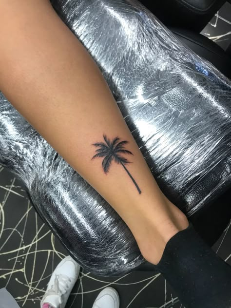 Palm Tree Tattoos For Women, Coconut Tree Tattoo, Costa Rica Tattoo Ideas, Palm Tree Tattoo Design, Traditional Tattoos Floral, Small Tattoos Minimalist, Trippy Tattoo Designs, Holiday Tattoo, Palm Tattoo