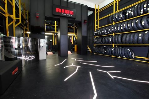 Motorcycle Showroom Design, Car Showroom Interior, Car Showroom Design, Garage Design Interior, Tire Shop, Automotive Shops, Mechanic Shop, Warehouse Design, Car Workshop