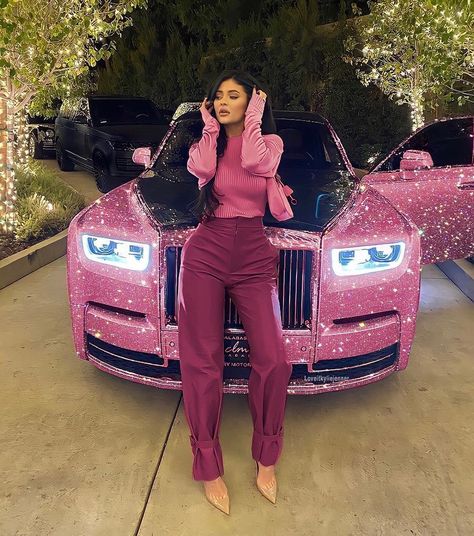 @kylie_clips_ on Instagram: “What’s your dream car ? Mine is A Range Rover 💓🦄” Kylie Jenner Car, Stile Kylie Jenner, Looks Kylie Jenner, Glitter Car, Estilo Kylie Jenner, Look Rose, Kylie Jenner Outfits, Kylie Kristen Jenner, King Kylie