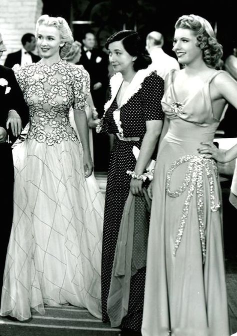 1940s Evening Dresses, Hollywood Gowns, 1940s Fashion Women, Womens Evening Gowns, Period Fashion, Ann Sheridan, 1940's Fashion, Gown Pictures, Historic Fashion