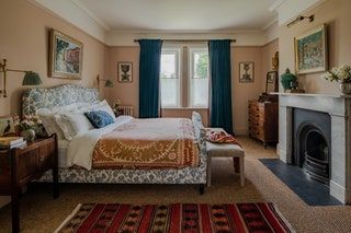 A classic Victorian house in Oxford revitalised by Charlotte Boundy Charlotte Boundy, Townhouse Bedroom, Oval Room Blue, English Interior, Reading Wall, Samuel And Sons, Bed Stuy, Mattresses Reviews, Single Bedroom