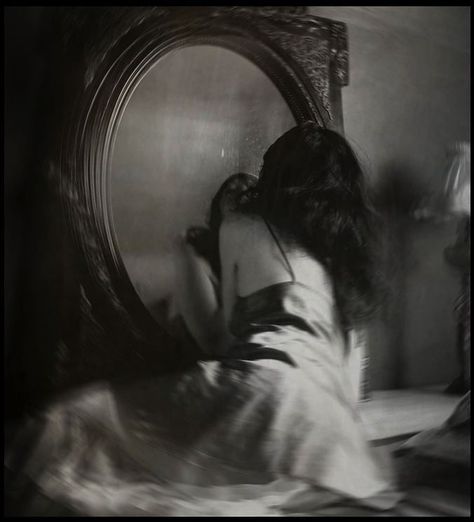 Mara Dyer, Arte Peculiar, Wow Art, Dark Photography, A Mirror, White Aesthetic, Foto Bts, Black Aesthetic, Dark Aesthetic