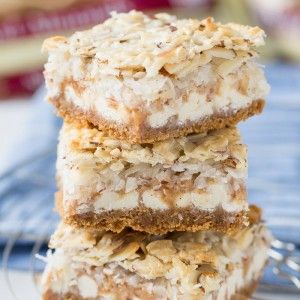 7th Heaven Bars with almonds, toffee, coconut and more. Yum!! I love these! Magic Bars, Sweet Bar, Dessert Bar Recipe, Cookie Brownie Bars, 7th Heaven, Protein Cookies, Cake Bars, Cookie Bar Recipes, Brownie Bar