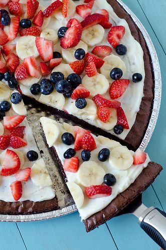 Fruity Brownie Dessert Pizza Pizza Brownie, Brownie Pizza, Dessert Light, Brownie Cheesecake, Fresh Fruit Recipes, Brownie Desserts, Dessert Pizza, Think Food, Yummy Sweets