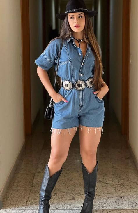 Looks Cowgirl, Jean Overall Outfits, Look Western, Cowboy Boot Outfits, Cowgirl Style Outfits, Concert Outfit Summer, Outfits For Mexico, Cowgirl Dresses, Country Style Outfits