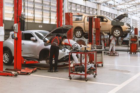 Interior of a car repair in garage servi... | Premium Photo #Freepik #photo #business #car #technology #shop Hydraulic Car Lift, Garage Lift, Hydraulic Cars, Garage Repair, Car Workshop, Luxury Garage, Car Repair Service, Auto Repair Shop, Garage Lighting