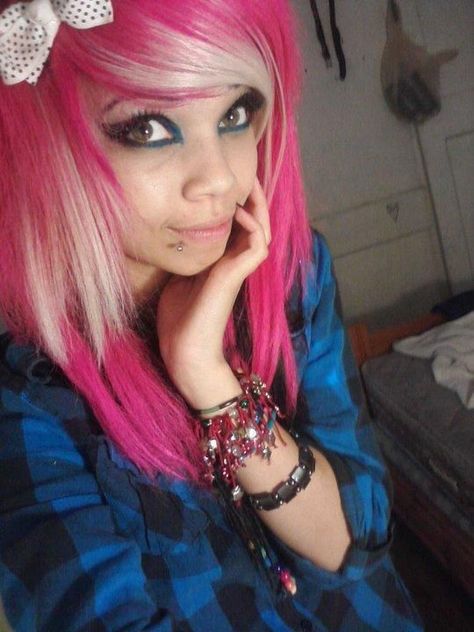 Kid Makeup Looks, Scene Kid Makeup, Kid Makeup, Emo Scene Aesthetic, Emo Scene Girls, Emo Pictures, Scene Aesthetic, Goth Fashion Punk, Scene Outfits