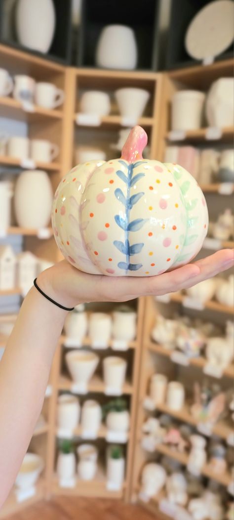 Pumpkin Pottery Painting Ideas, Ceramic Pumpkin Painting Ideas, Pumpkin With Leaves, Halloween Pottery, Pumpkin Pottery, Cup Painting, Pottery Painting Ideas, Pumpkin Vase, Pretty Pumpkins