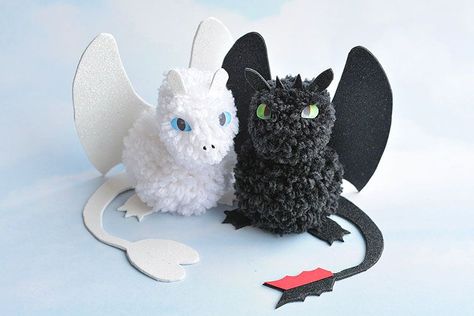 Pom Pom Dragons Inspired by How to Train Your Dragon Pom Pom Halloween Crafts, Toy Pom, Diy Geek, Pom Pom Animals, Pom Crafts, Diy Pom Poms, The Hidden World, Light Fury, Dragon Crafts