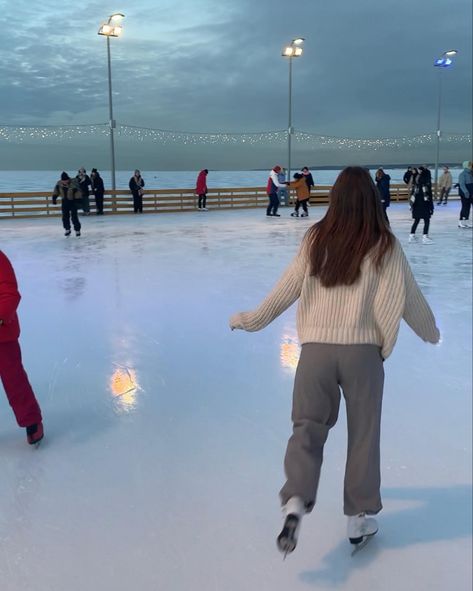 Ice Skating Outfit Outdoor, Snow Trip With Friends, Ice Skating Inspo Pics, Iceskating Instagram Photos, I’ve Skating Aesthetic, Cute Winter Pictures For Instagram, Ice Skating Aesthetic Pictures, Cute Ice Skating Outfit Date, Ice Skating Instagram Pictures