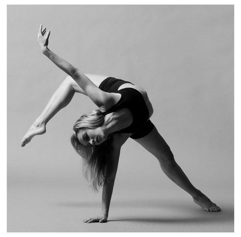 Yoga Kunst, Modern Dans, Dancing Poses, Dance Picture Poses, Dance Photo Shoot, Dancer Photography, Dance Photography Poses, Ballet Poses, Swing Dancing