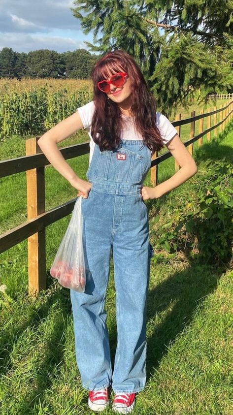 Blue Overalls Outfit Summer, Jumper Pants Outfit Denim 90s, Light Blue Overalls Outfit, Overalls With Tank Top, Jumper Pants Outfit Denim, Indie Overalls Outfit, Jumper Pants Outfit, Blue Overalls Outfit, Dungaree Outfit Ideas