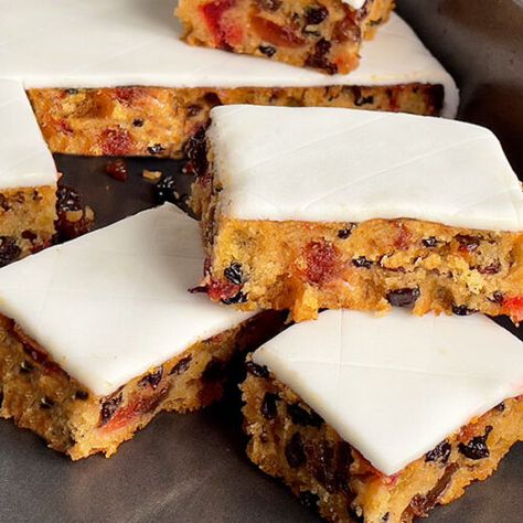 Moist Fruit Cake Recipe, Easy Fruit Cake, Christmas No Bake Treats, Fruit Cake Recipe Christmas, Alcohol Cake, Homemade Custard, Dried Fruit Mix, Fruit Cake Christmas, Tray Bake