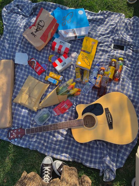 Guitar Picnic, Guitarist Photography, Young Taylor Swift, Guitar Books, Picnic Inspiration, Guitar Photos, Outdoor Aesthetic, Guitar Pics, Friend Activities