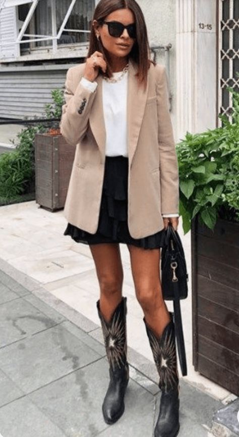 50+ Fashionable Cowboy Boots Outfit Ideas. Want a chic cowboy boots outfit aesthetic to inspire you? Find 2021 street style outfits with cowboy boots and how to style cowboy boots. Cute cowboy boots outfit with jeans, dresses with cowboy boots women, cowboy boots outfit winter, casual short ankle cowboy boots or knee high cowboy boots. You can find boho and casual cowboy boots in white, red, black, brown, beige and more. #cowboyboots #howtostylecowboyboots #cowboybootstreetstyle Brown Western Boots Outfit, Western Outfits Women Fall, Cowboy Boot Outfits With Jeans, Cowboy Boots Outfit Fall, Cowboy Boots Outfit Winter, Western Boot Outfit, Black Cowboy Boots Outfit, Boots Outfit Ideas, Cowboy Boots Outfit