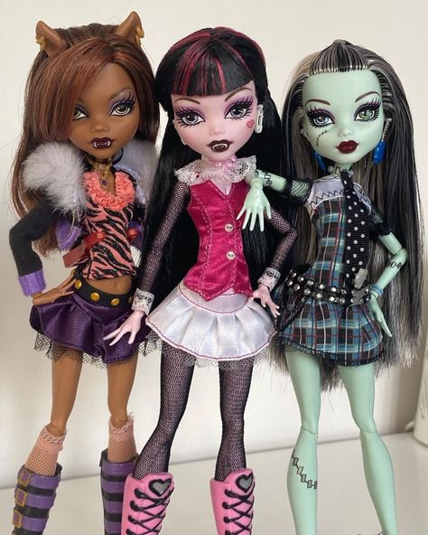 Monster High Gen 1 Dolls, Monster High Dolls 2000s, Monster High Nostalgia, Monster High Dolls Original, Monster High Dolls Aesthetic, Monster List, Horror Halloween Costumes, Moster High, Doll Aesthetic