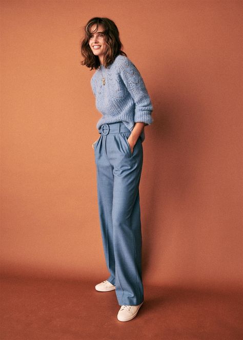 Straight Leg Jeans Outfits, Light Blue Pants, Jeans Outfit Summer, Blue Trousers, Sneakers Outfit, Blue Pants, High Waisted Trousers, Parisian Style, High Waisted Pants