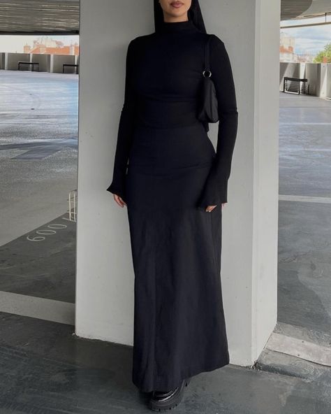 Satin Hijabi Outfits, Black Satin Skirt Outfit Hijab, Hijabi Streetwear Skirt, Long Black Skirt Outfit Hijab, Hijabi Maxi Skirt Outfit, Black Maxi Skirt Outfit For Work, Black Skirt Hijab, Long Skirt Hijab, Hijabi Skirt Outfits