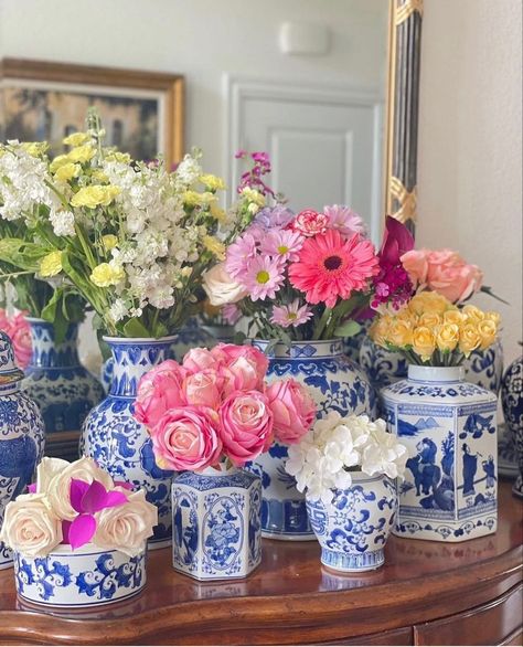 Chinoiserie Flower Arrangements, Farmhouse Dinnerware Sets, Decorating With Blue And White Porcelain, Blue And White Living Room, Victoria Magazine, Chinoiserie Vase, Blue And White Chinoiserie, Blue White Decor, Blue And White Vase