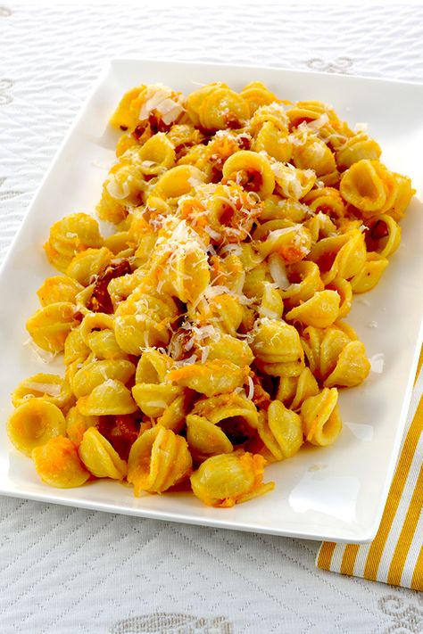 Orecchiette pasta with pumpkin cream and bacon! In this delicious Italian pumpkin pasta recipe the pumpkin is creamed with parmesan cheese, there is no addition of cream and therefore it’s a light recipe with full pumpkin flavor, so good! Pasta With Pumpkin, Pesto Mozzarella Chicken, Tagliatelle Carbonara, Pumpkin Pasta Recipe, Pumpkin Pasta, Pumpkin Flavor, Easy Pasta Recipes, Pumpkin Cream, Savory Recipes