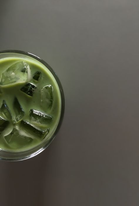 Matcha Aesthetic Wallpaper, Matcha Drink Aesthetic, Iced Matcha Tea, Matcha Latte Aesthetic, Matcha Ceremony, Matcha Tea Latte, Matcha Coffee, Matcha Drink, Verre Design