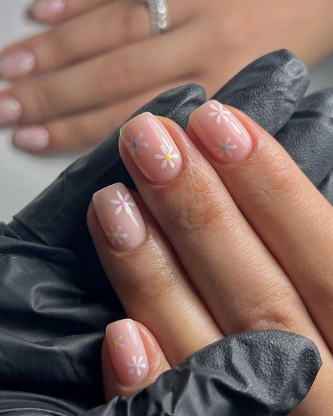 ❋ Crazy Daisy ❋ @the_gelbottle_inc Dolly BIAB, Daisy Studio Gel & all colours @officialnavyprofessional Perfect Prep… | Instagram Cute Simple Biab Nails, Minimalist Short Biab Nails, Biab Nails On Short Nails, Nail Design Daisy, Biab Designs Ideas Short, Dip Natural Nails Ideas Short, Subtle Flower Nails, Simple Biab Nail Art, Natural Biab Nails