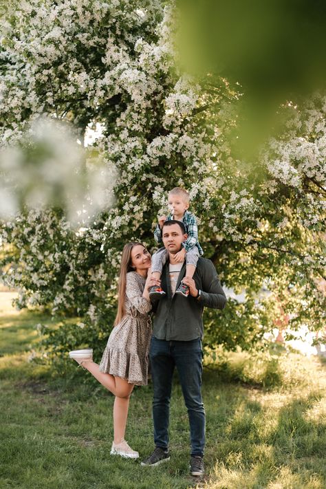 Family Photos Blossom Trees, Family Photoshoot Garden, Family Pictures Outside, Newborn Baby Quotes, Blooming Apple, Garden Photoshoot, Spring Family Pictures, Blooming Apples, Family Maternity Photos