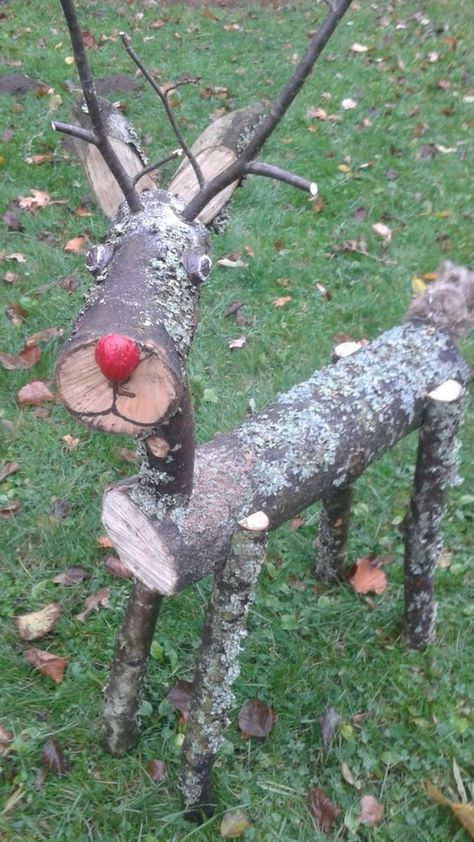 Log Animals, Easy Diy Outdoor Christmas Decorations, Diy Outdoor Christmas Decorations, Wood Log Crafts, Outdoor Christmas Diy, Outside Christmas Decorations, Candy Cane Christmas Tree, Wooden Reindeer, How To Make Christmas Tree