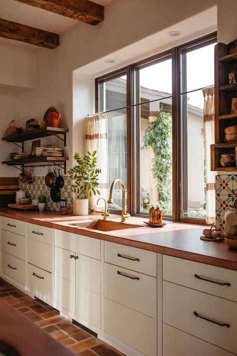 kitchen sink Mexican Interior Design Modern, Spanish Bungalow Kitchen, Mexican Kitchen Design, Mexican Inspired Kitchen, Modern Mexican Kitchen, Santa Fe Kitchen, Southwest Kitchen, Modern Mexican Home, Mexican Interior Design