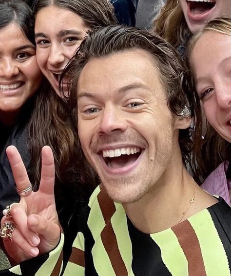 Harry Styles Selfie, Hoda Kotb, Celebrity Look Alike, Harry Styles Pictures, Harry Styles Photos, Mr Style, Mon Cheri, Treat People With Kindness, Harry Edward Styles